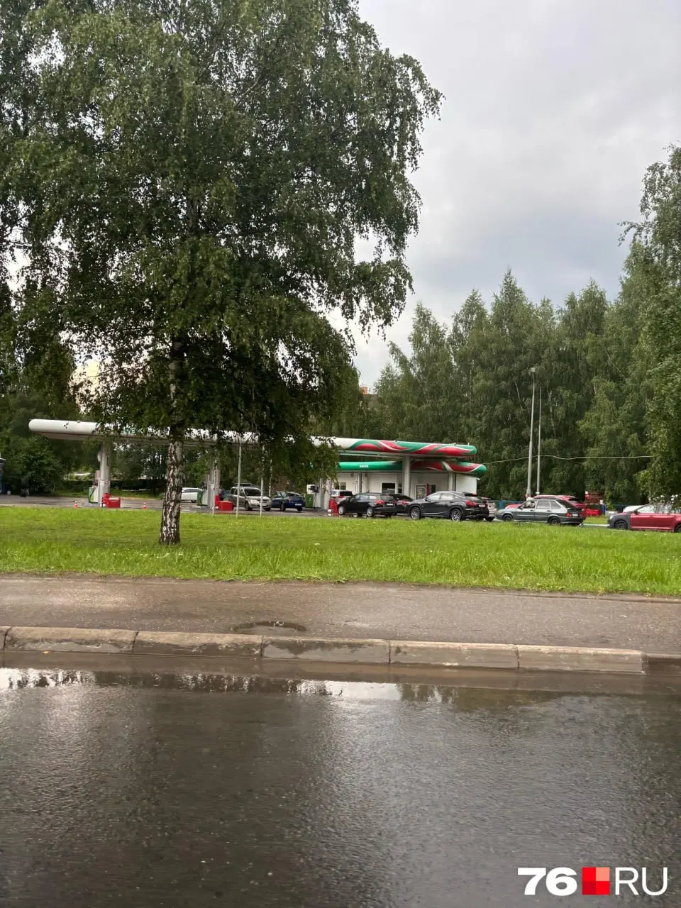 Жители города сообщают о длинных колоннах машин у нескольких АЗС на проспекте Фрунзе и в Заволжском районе: в продаже — не всегда полный набор марок топлива.