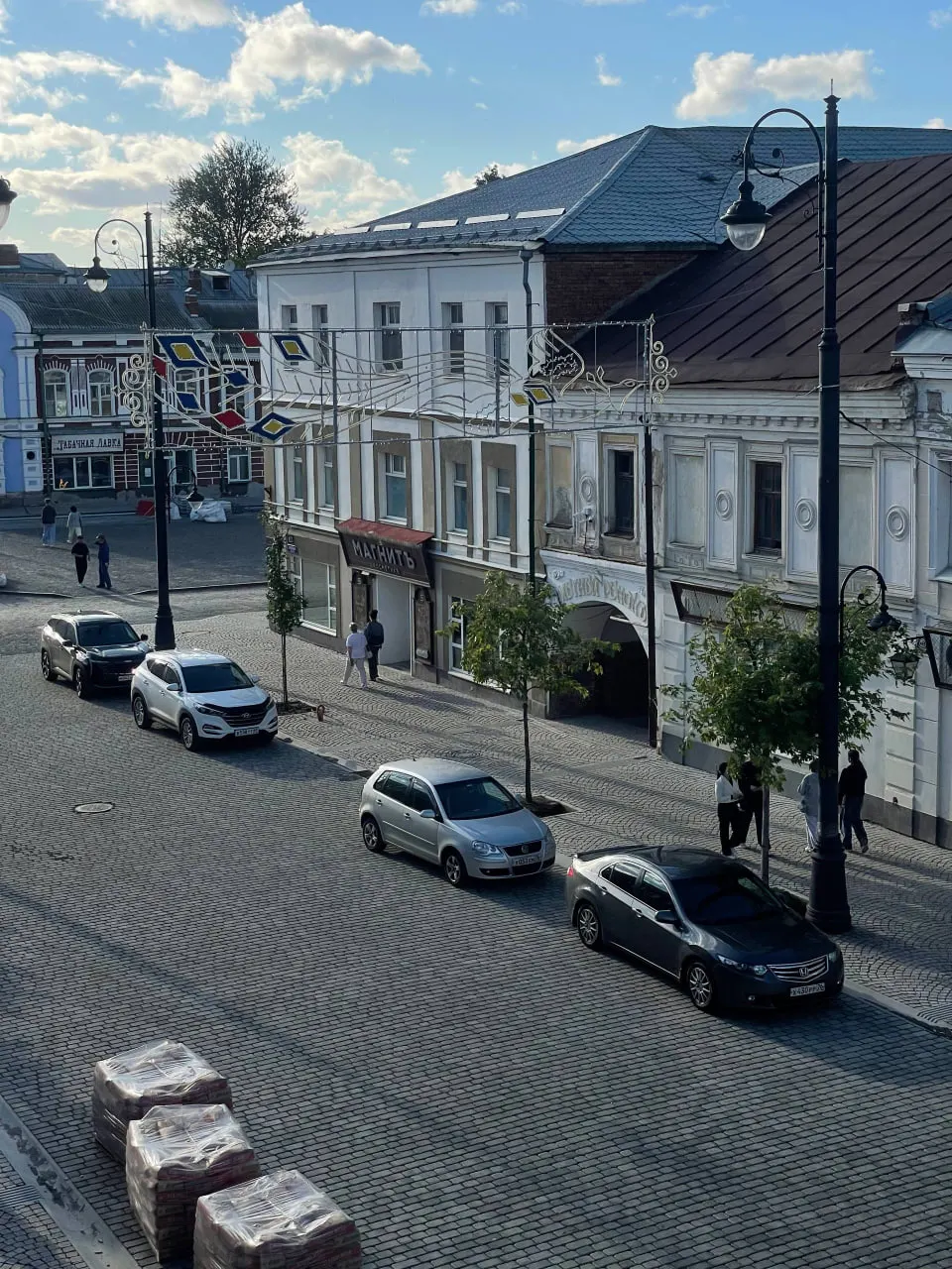 Жители жалуются, что по пешеходной зоне проезжают автомобили и не всегда сбавляют скорость. Власти заявляют, что проезд временно разрешён для местных и пообещали доработать схему движения после завершения благоустройства.
