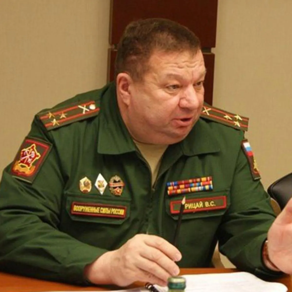 По сведениям источников, через военкомат и «своих» врачей действует схема: за 600 тыс. руб. призывников оформляют как негодных к службе с помощью поддельных медицинских заключений.