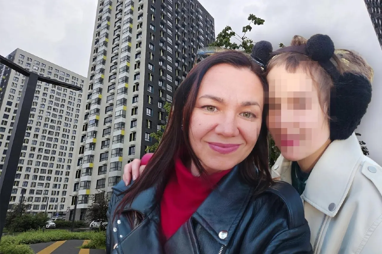 После повторяющихся дебошей и следов на двери одинокой матери пришлось покинуть двухкомнатную квартиру и переехать в съемное жильё — это стало серьёзной нагрузкой на семейный бюджет.