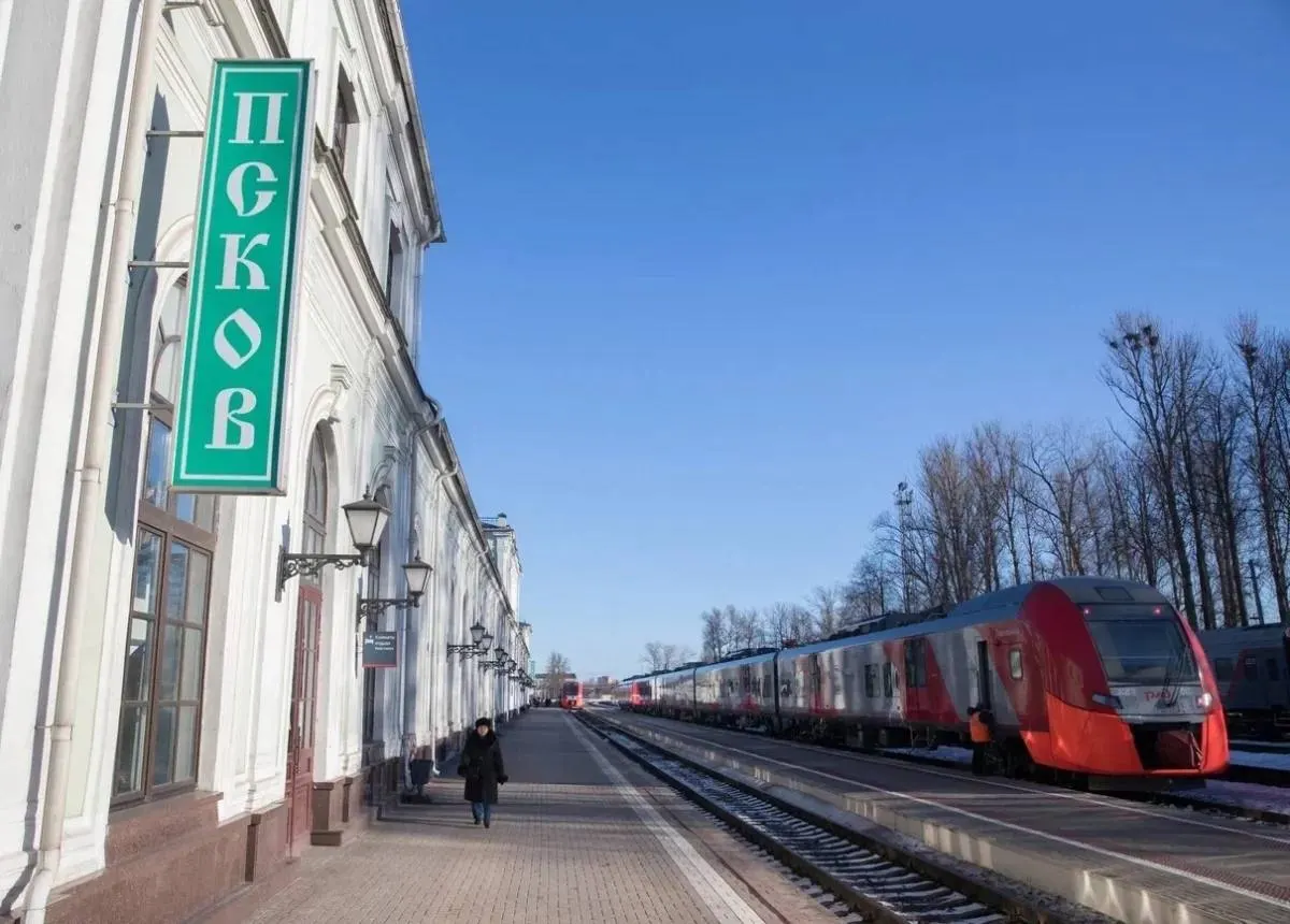 Депутат направил в АО «Федеральная пассажирская компания» просьбу увеличить количество вагонов и рассмотреть назначение дополнительных поездов из Пскова в Москву и Санкт‑Петербург из‑за дефицита билетов в период повышенного спроса.