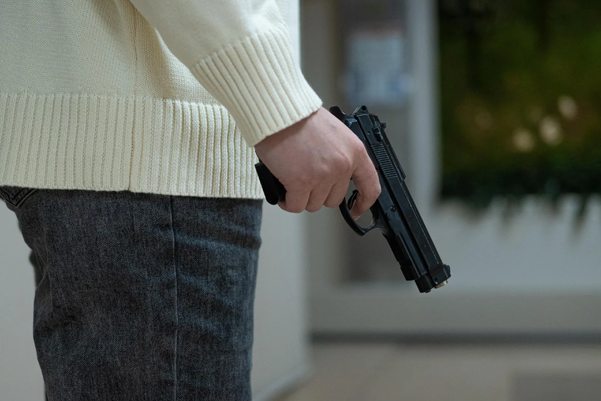 Во время конфликта у ТЦ в Воронеже мужчина открыл огонь по прохожему. Суд поместил подозреваемого под стражу, детали инцидента уточняются.