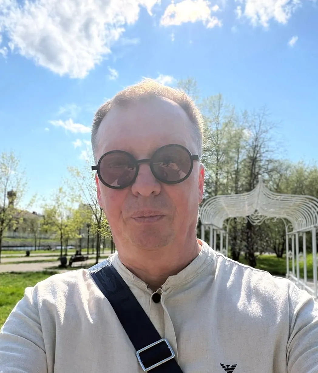 Журналист сообщил, что депутат Ивановской облдумы Артём Потапенко вместе с помощником напал на него в центре Иванова: сорвал очки, ударил, дважды плюнул и угрожал.