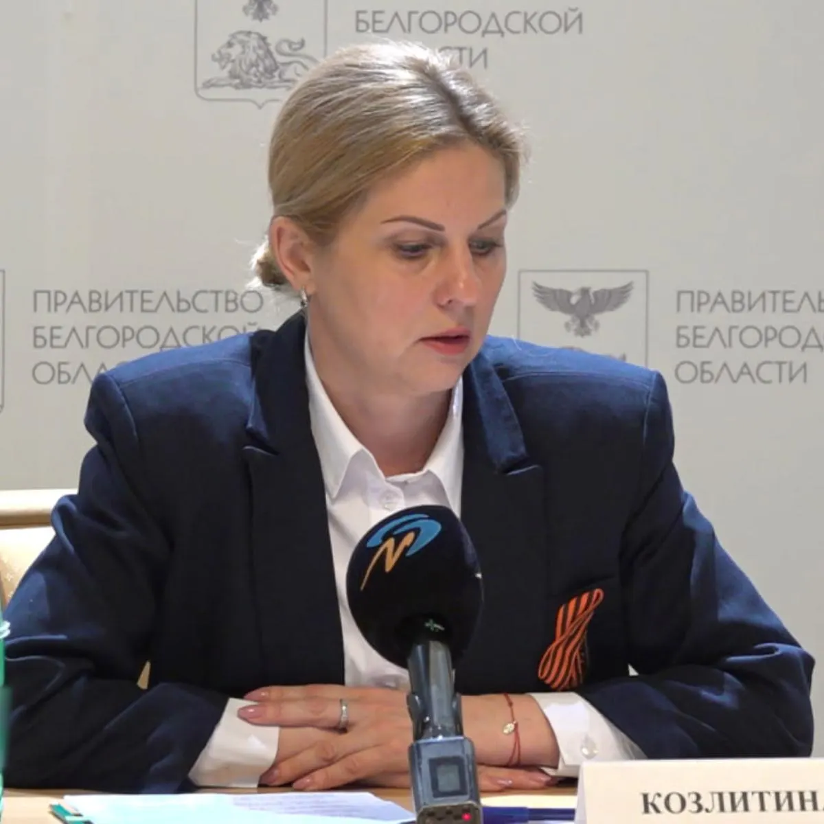Оксана Козлитина ушла в отставку после обыска в рамках расследования хищений при строительстве оборонительных сооружений; её телефон отключён, ранее суд отказывал в разрешении на обыск.