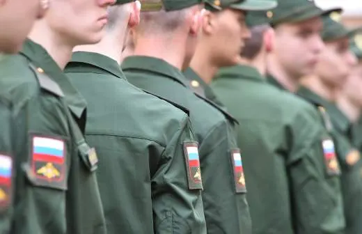 Правительство поддержало законопроект, позволяющий направлять призывников на службу в пожарные подразделения МЧС — по оценкам, в ведомство могут направить до 5 тысяч человек. Мера призвана сократить ежегодный отток личного состава.