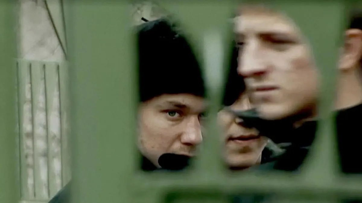 Задержанный два года назад за поджог релейного шкафа школьник подготовился к ЕГЭ в изоляторе, набрал в сумме 300 баллов и планирует после освобождения поступить на юридический факультет, чтобы помогать другим подросткам.