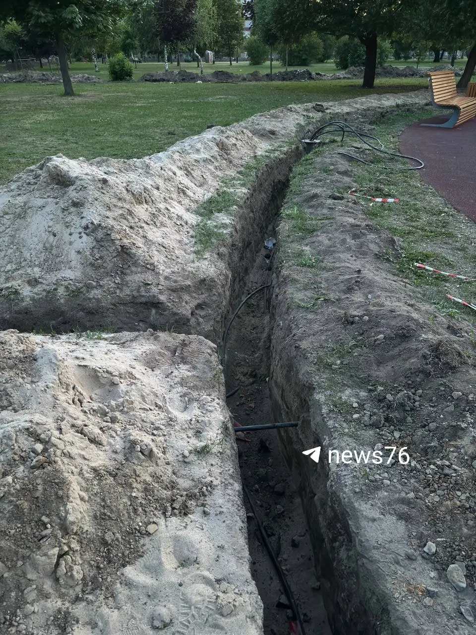 В парке 1000‑летия в Ярославле раскопали газоны: на месте появились кучи земли и песка. Работы связаны с монтажом освещения, камер и беспроводного интернета; контракт — на 20,536 млн рублей, срок — 18 декабря 2026 года.