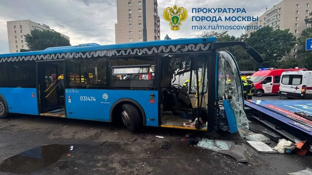 Прокуратура проводит проверку по факту аварии с участием автобуса на Нижегородском шоссе. С места продолжают поступать фотографии.