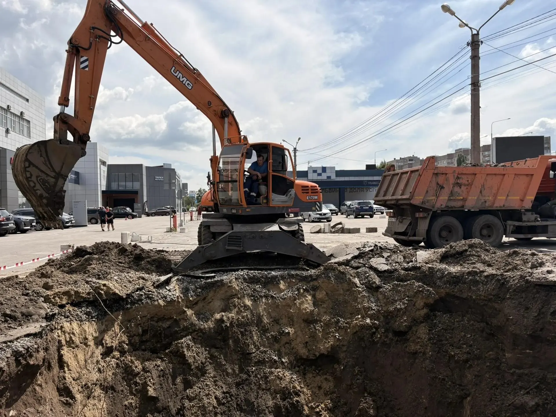 В одном из коллекторов города обнаружили сразу три просадки. Работы по ликвидации проводят без прекращения подачи воды.