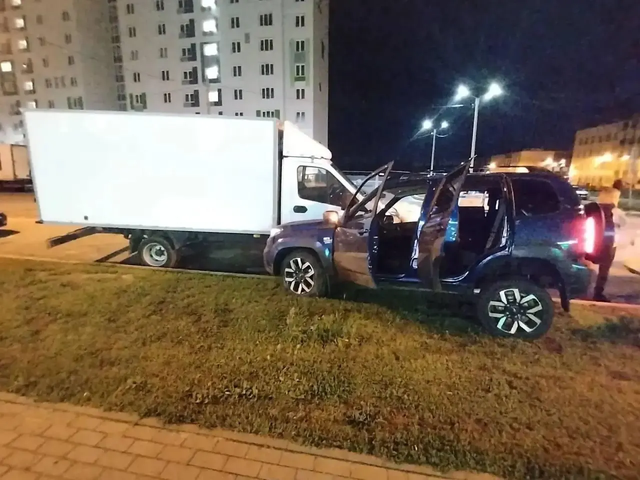 В Левобережном районе Воронежа пьяный водитель сбил двух пешеходов и столкнулся с припаркованным автомобилем. Обстоятельства происшествия выясняют правоохранители.