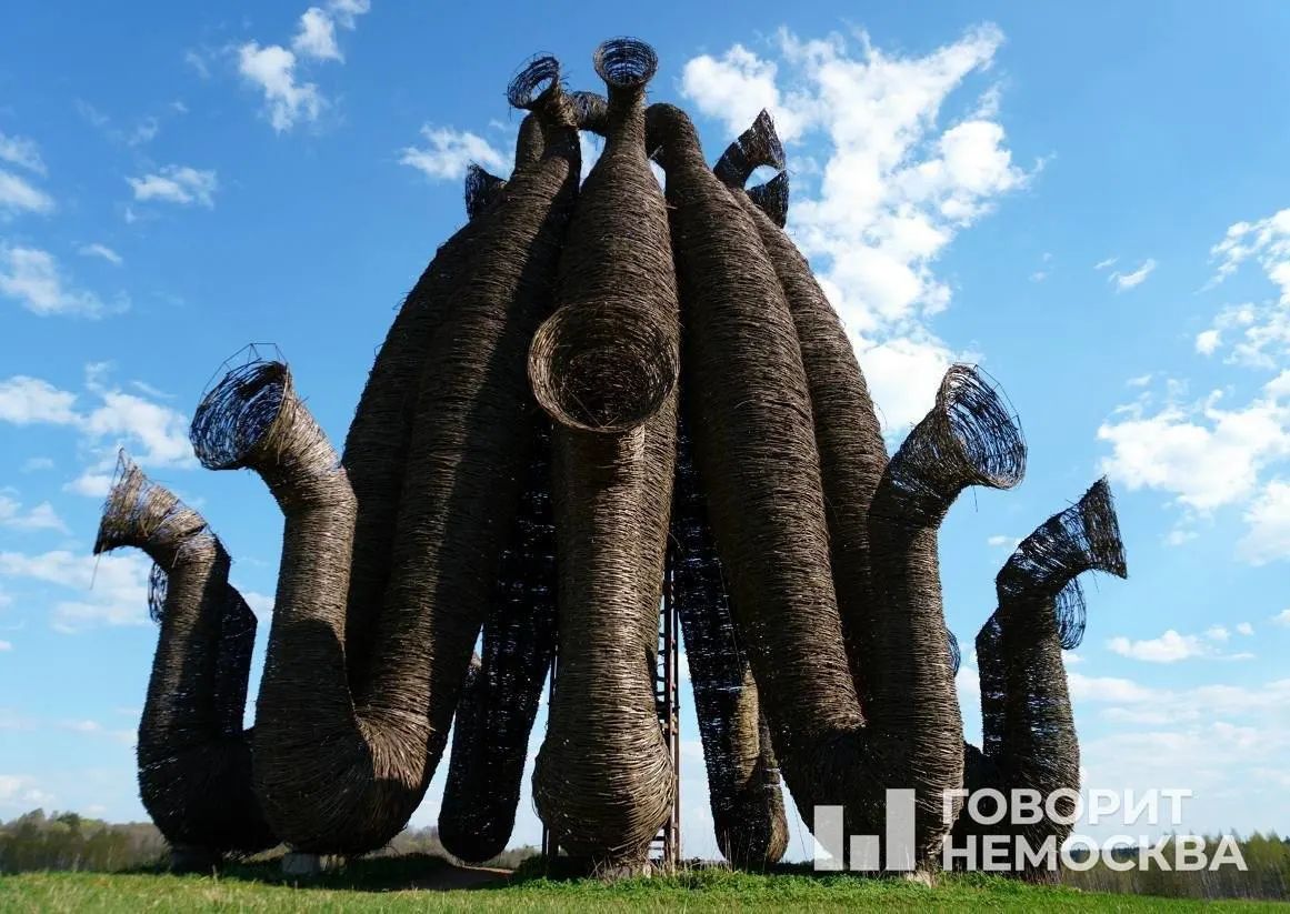В арт‑парке «Никола‑Ленивец» открывается юбилейный сезон фестиваля «Архстояние» с темой «Маршрут перестроен»: посетителям предлагают перформансы, интерактив и взаимодействие с крупномасштабными инсталляциями.