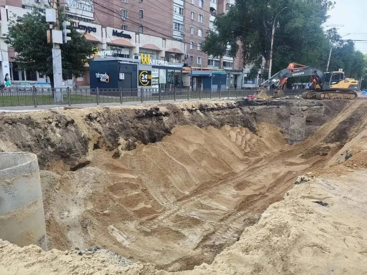Работы по восстановлению коллектора закончены, но три полосы движения в сторону памятника Славы остаются перекрытыми — предстоит засыпать котлован и уложить новый асфальт.
