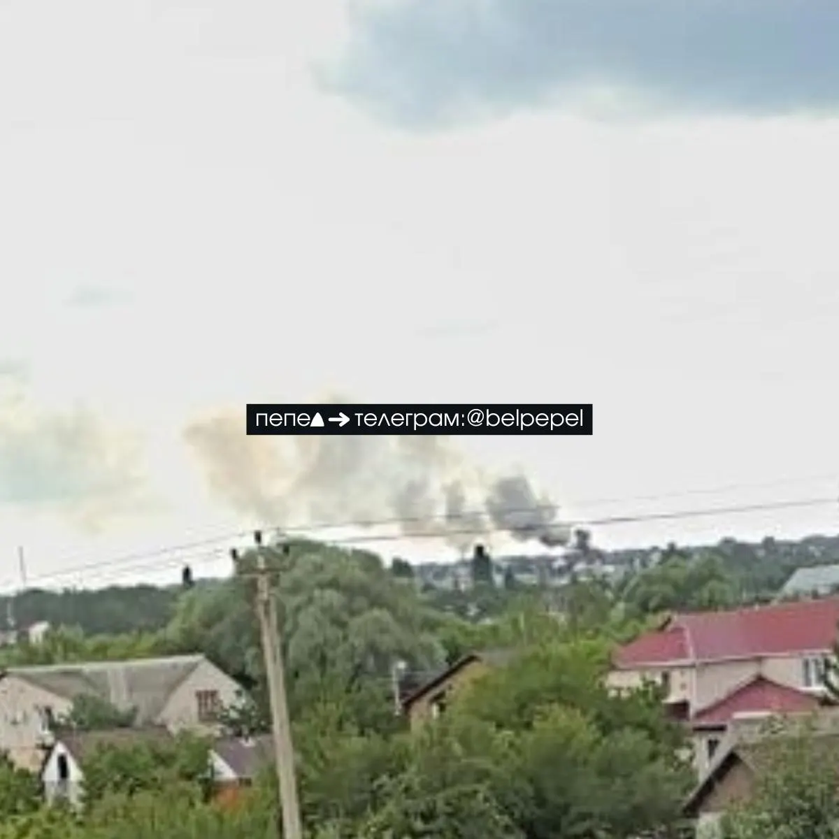 В селе Никольское Белгородского округа беспилотник ударил по частному дому; после попадания вспыхнул пожар, информация о пострадавших уточняется.