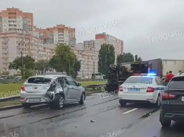 ДТП&nbsp;на&nbsp;Московском проспекте в&nbsp;Воронеже: грузовик опрокинулся, образовалась 700‑метровая пробка