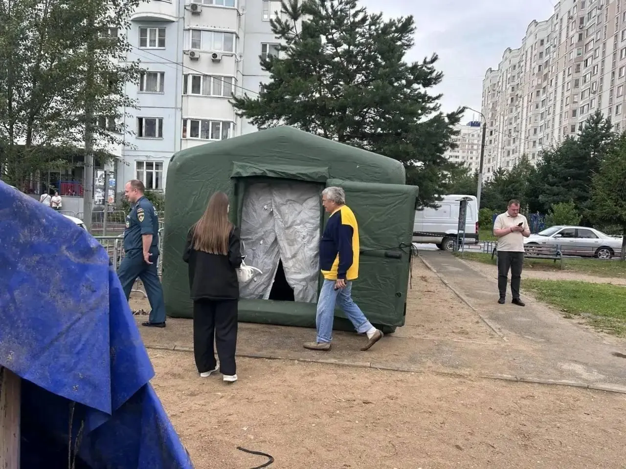 Спасатели стабилизировали плиту и демонтировали повреждённые конструкции; жильцам предложили временное размещение и готовят капитальный ремонт.