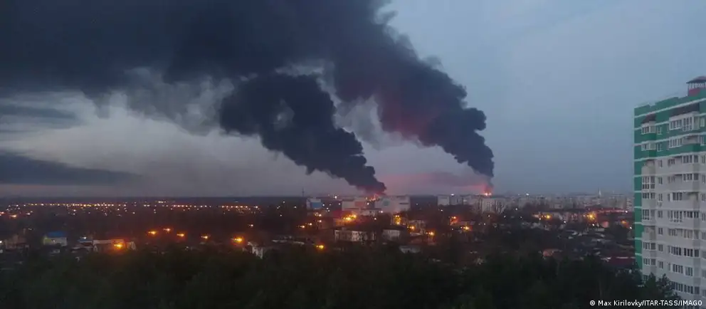 Ночью беспилотники вызвали пожары на нефтебазах в Твери и Ставропольском крае; в Таганрогском заливе пострадали два танкера. Минобороны заявляет об уничтожении 73 дронов за ночь.