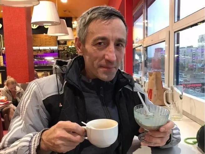 55‑летний Виталий уехал восстанавливать дома в Балашихе, позвонил из Луганска и затем перестал выходить на связь. В его личном деле стоит статус «СОЧ», дочь сомневается в законности медкомиссии, на запросы в военные ведомства ответа не поступило.