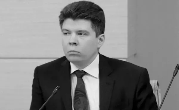 Алексей Старовойтов умер на 46‑м году жизни. В мэрии выразили соболезнования; предварительная причина смерти — сердечно‑сосудистая недостаточность.