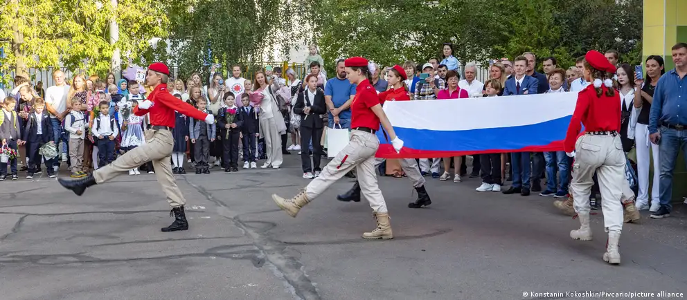 Во многих регионах России девятиклассникам отказывают в приёме в старшие классы: места сокращают, повышают проходной балл и предлагают обучение в колледжах. Родители жалуются, прокуратура расследует случаи необоснованных отказов.