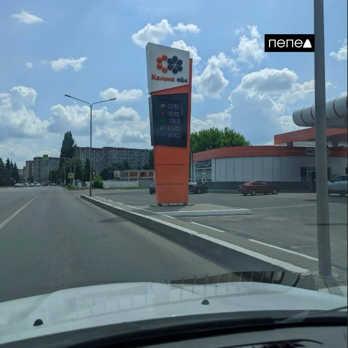 На отдельных АЗС Курской области цена АИ‑92 достигла 101 рубля за литр. На ряде станций ограничили отпуск топлива — не более 20 л в руки и только в баки автомобилей; на некоторых заправках пропали отдельные марки.