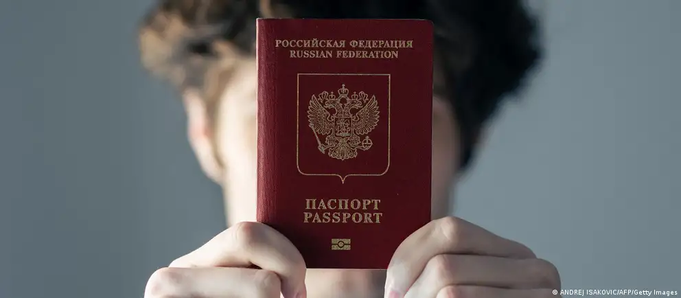 После возражений Франции и Италии ЕС пересмотрел первоначальный вариант визового запрета: ограничения предложено вводить только для краткосрочных виз и для лиц, непосредственно участвовавших в боевых действиях. В документ также добавили гуманитарные и иные исключения.