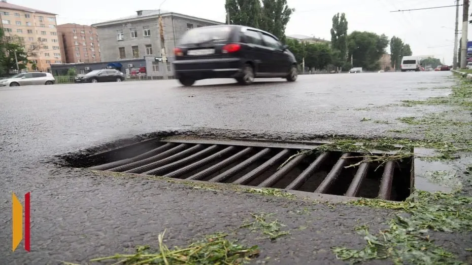 Проверка выявила хищение авансов при строительстве ливневой канализации в центральном квартале Воронежа: подрядчик выводил средства через фиктивные субподряды и подделывал документы. Контракт на 1,4 млрд руб. не выполнен, у компании крупные долги и начато банкротство.