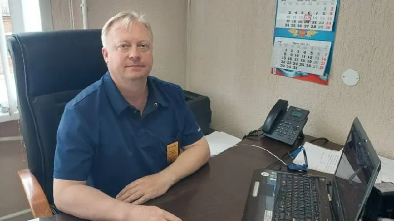 В Семилукский районный суд направлено уголовное дело заместителя главврача районной больницы: его обвиняют в получении взяток от посредника, оформлявшего медсправки для мигрантов. Сумма — 1,2 млн рублей; задержание произошло при получении денег в рабочем кабинете.
