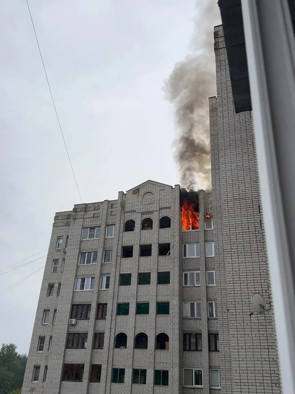 В Заволжском районе за 13 дней у родственников случились два пожара — сначала в однокомнатной квартире на балконе взорвался аккумулятор электромопеда, затем загорелась квартира, куда переселилась семья. Люди остались без крыши над головой; семье можно помочь через фонд «Милосердия и здоровья».