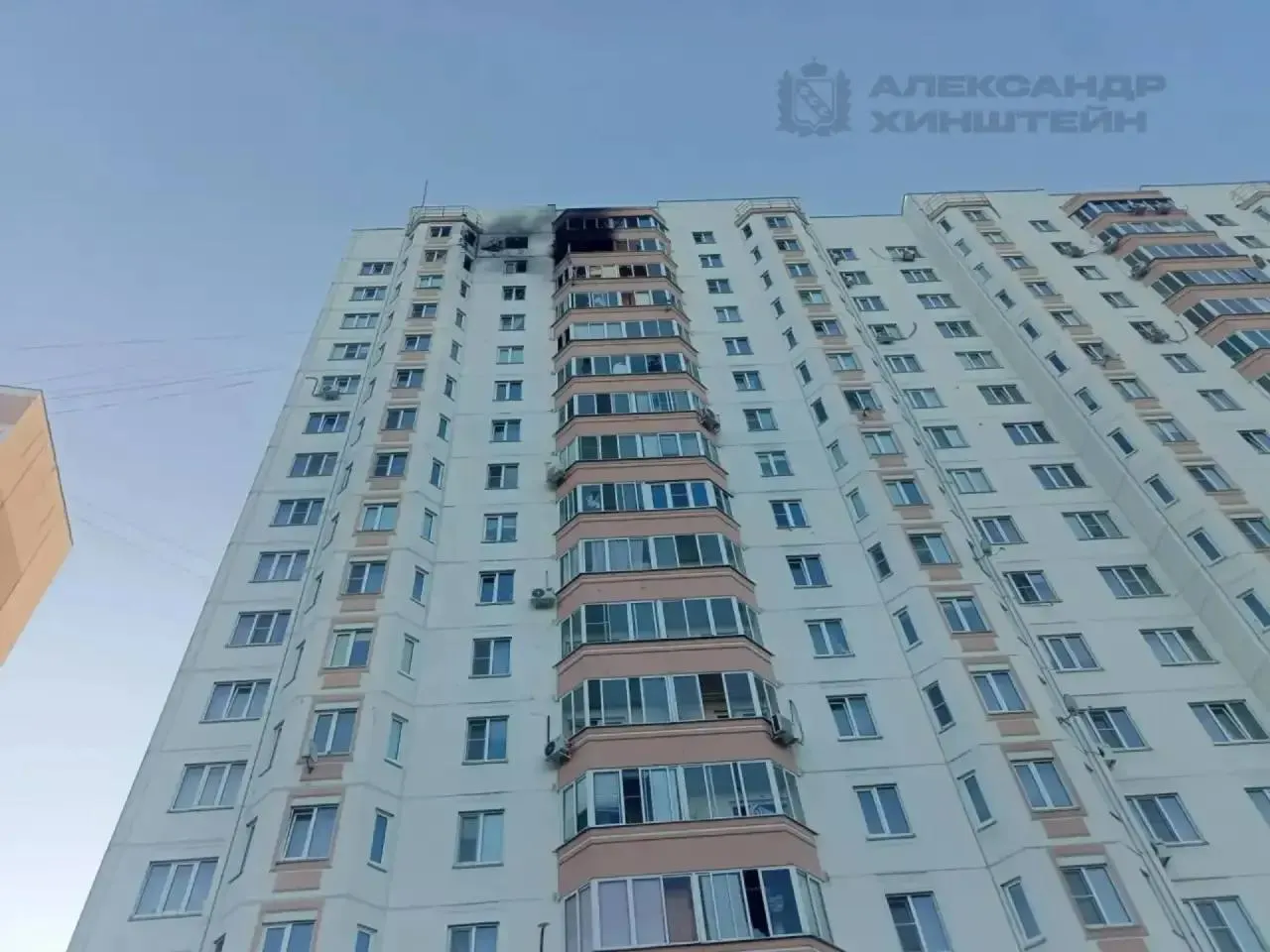 В результате серии ударов беспилотников в Белгородской, Брянской и Курской областях за последние сутки погибли четыре человека, около тридцати получили ранения. Повреждены жилые и коммерческие здания, автомобили и инфраструктура.