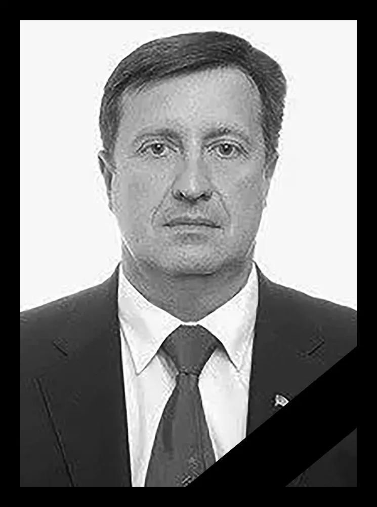 Мужчина скончался после удара беспилотника по автомобилю на территории коммерческого объекта. Прощание назначено на 23 июля, региональные власти и партия комментируют случившееся.