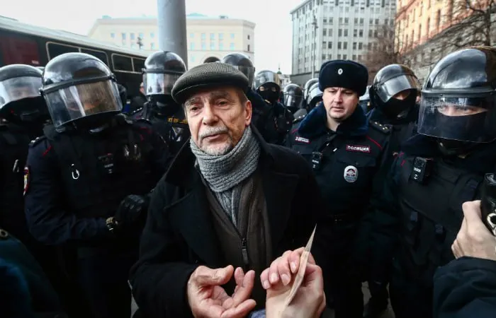 Хорошевский районный суд назначил 84‑летнему правозащитнику наказание по обвинениям, связанным с созданием организации за границей и публикациями; государственное обвинение просило 6,5 лет и запрет на администрирование сайтов на 9 лет.