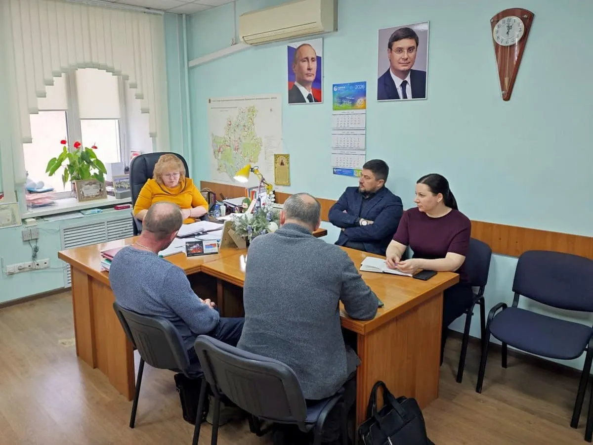 На ремонт кабинета главы администрации Киржачского района Владимирской области выделено 981 тысяча рублей; в июле заменят отделку, электрику и мебель, а общая смета на три помещения составит около 2 млн рублей.