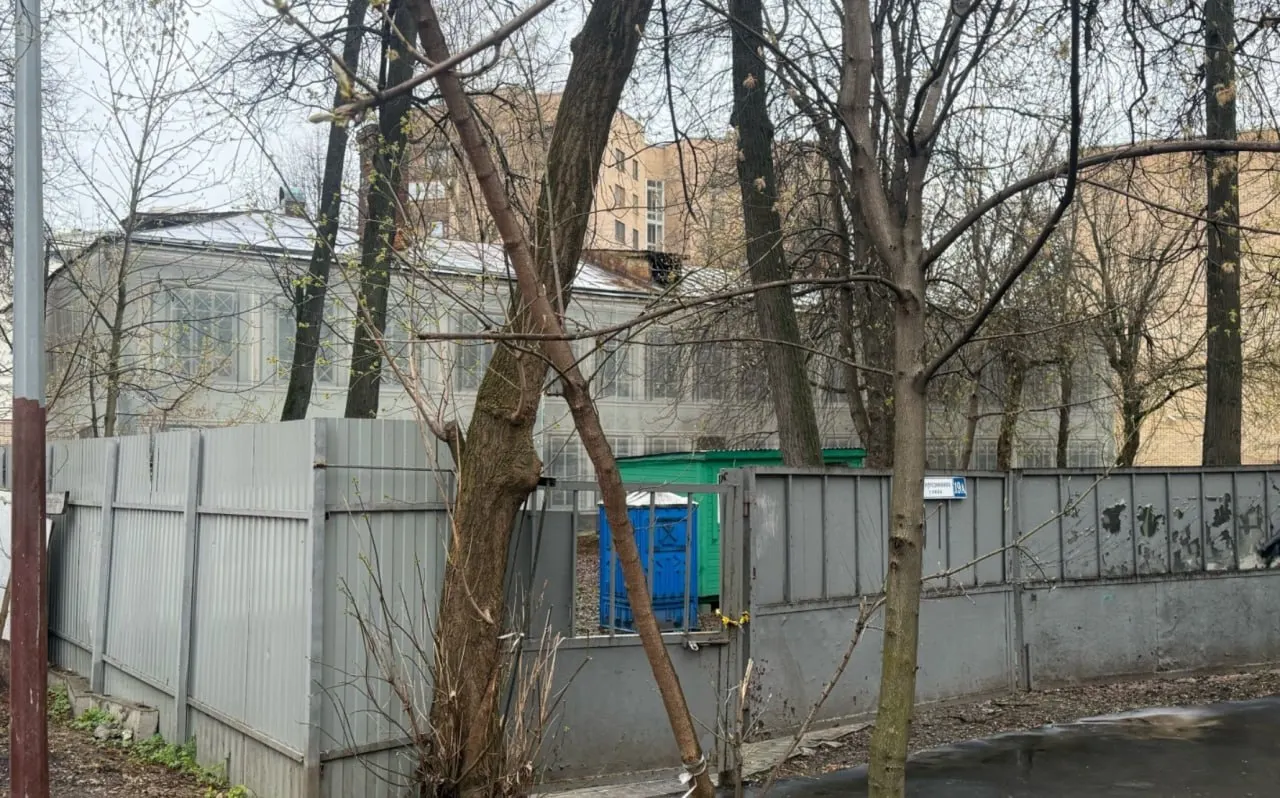 Бывшее здание детского сада 1937 года на улице Спиридоновка планируют реконструировать: компания MR собирается разместить в нём 41 квартиру. Объект долгое время пустовал, жители жаловались на маргиналов.