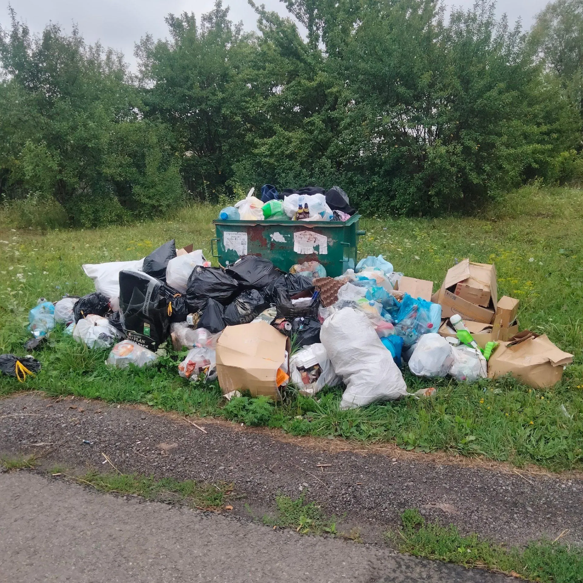 В селе Вознесеновка Шебекинского округа прекратили вывоз мусора после ударов беспилотников по мусоровозам. Жителям предложили самостоятельно утилизировать отходы, при этом неясно, будут ли учитывать оплату за невыполненную коммунальную услугу.