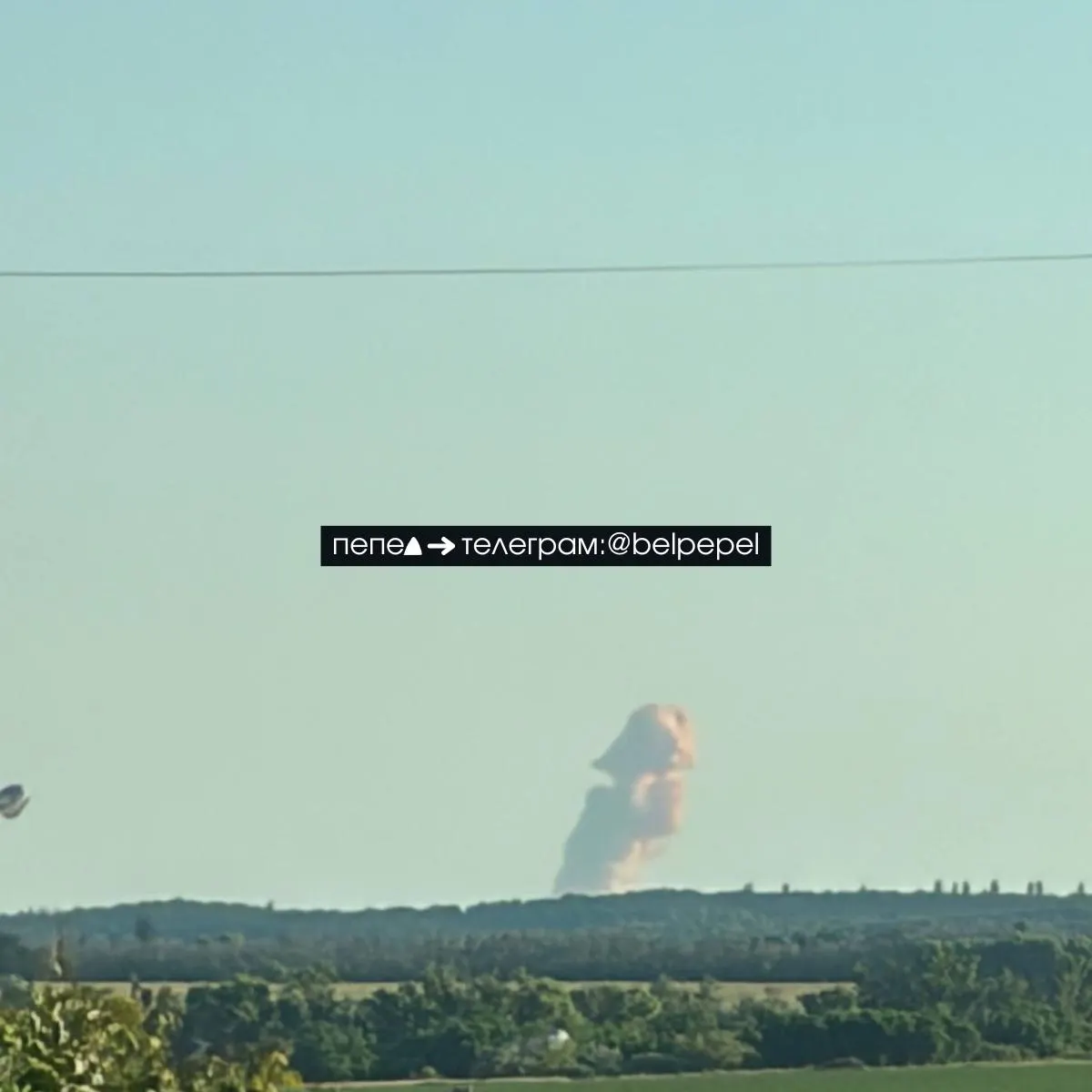 Возле границы с Украиной заметили большой столб дыма и пыли — очевидцы связывают его с возможным взрывом авиабомбы. Официальных подтверждений пока нет.