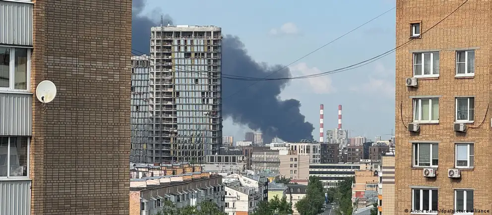 В российских регионах и у крупных энергетических компаний создают небольшие вооружённые отряды на пикапах для защиты НПЗ, терминалов и другой критической инфраструктуры от атак беспилотников. Возникают вопросы о комплектовании, подготовке, финансировании и реальной эффективности таких подразделений.