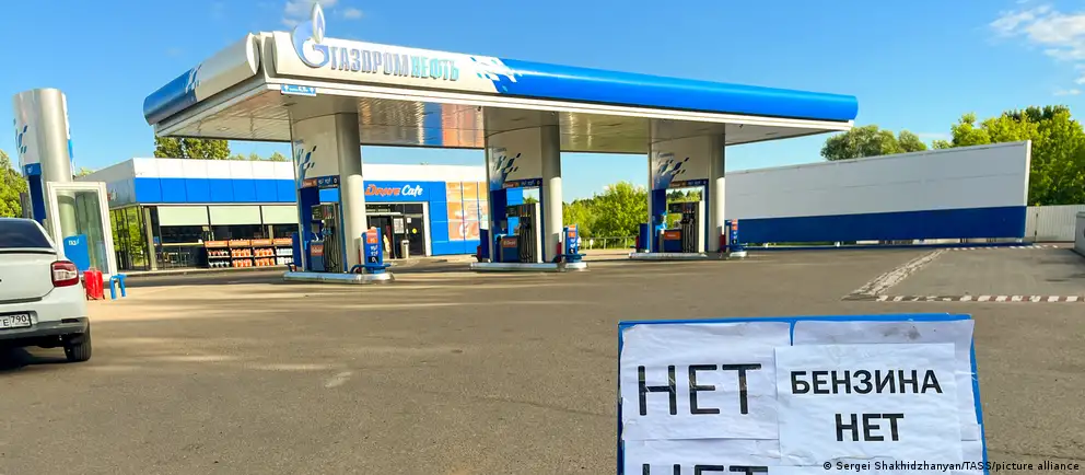 Росстат сообщает, что в июне производство нефтепродуктов в России сократилось на 21,8% в годовом выражении. При этом рост цен на бензин и дизель замедлился, а эксперты связывают дефицит с выводом части НПЗ и хранилищ из эксплуатации.