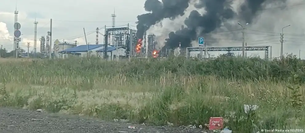 Саратовский нефтеперерабатывающий завод временно прекратил работу после удара беспилотников. Это часть серии атак, которые выведи́ли из строя значительную долю мощностей и привели к дефициту бензина и дизеля по всей стране.