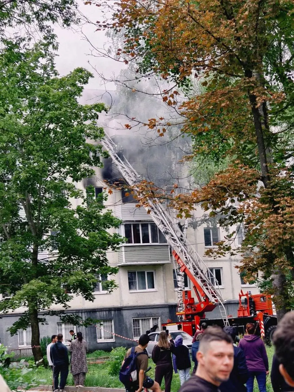 Рано утром в пятиэтажном доме в Егорьевске прогремел взрыв газового баллона; выбило окно и разрушило балкон, после чего в квартире начался пожар.