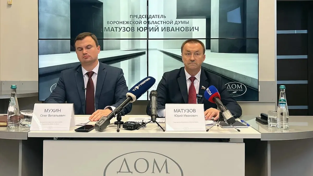 Во время летних «каникул» выезды депутатов за пределы Воронежской области требуют согласования со спикером; постоянные парламентарии остаются в рабочем режиме, при необходимости возможны внеочередные заседания.