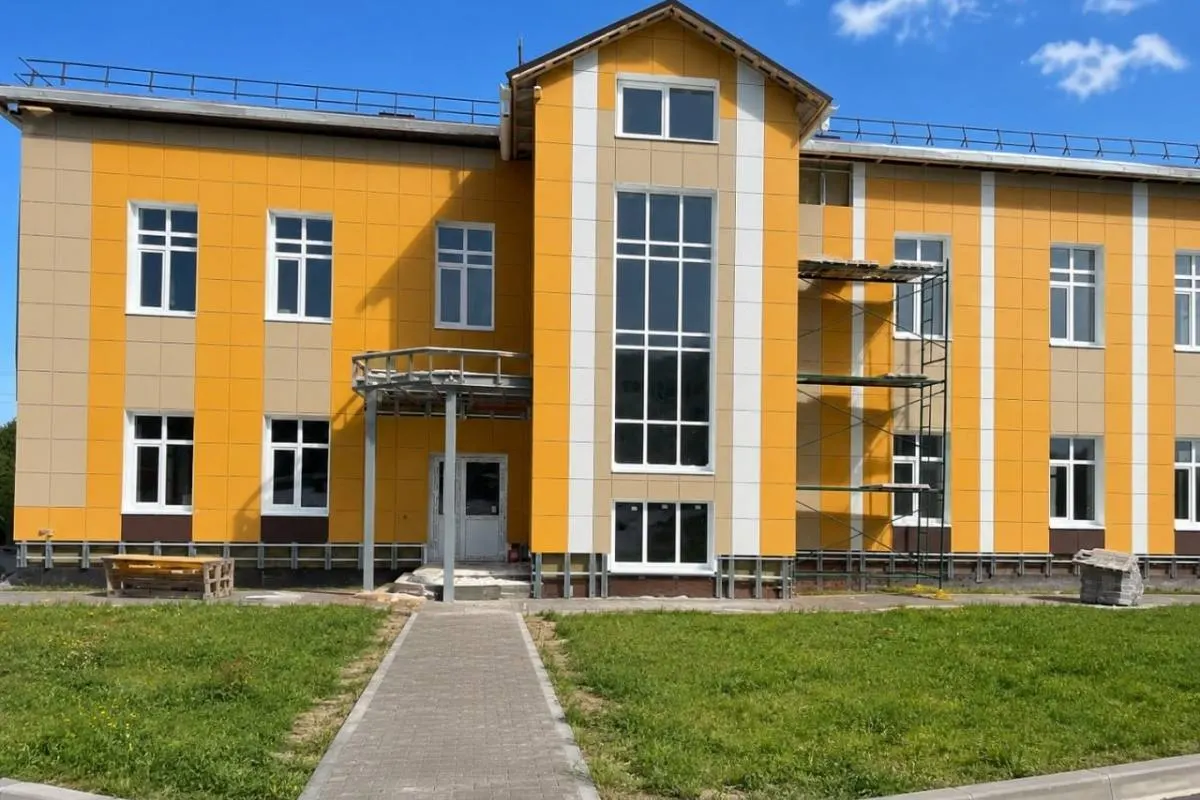 Управление капитального строительства объявило закупки на завершение приостановленного из‑за боевых действий объекта в приграничном Рыльске; условия торгов пока не опубликованы.