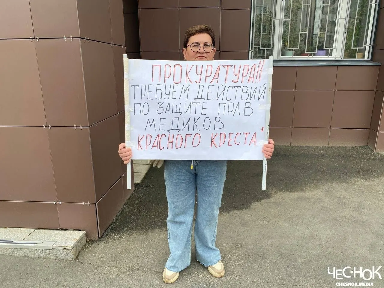 Медсестра из больницы «Красный крест» провела пикеты, после проверки прокуратуры её рабочее место признали вредным (класс 3.3). Это даёт доплату за вредность, дополнительный отпуск и увеличенные отчисления в пенсионный фонд.