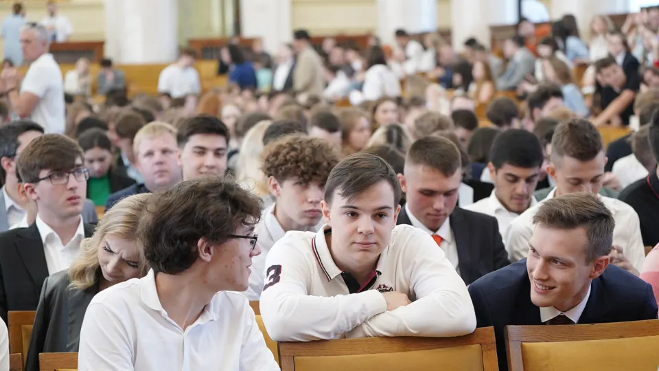 Студентам первого курса придётся установить мессенджер Мах через «Госуслуги», чтобы получать расписание, сообщения и доступ к учебным чатам. Платформа уже массово внедрена в образовательных учреждениях, но эксперты предупреждают о рисках для приватности.
