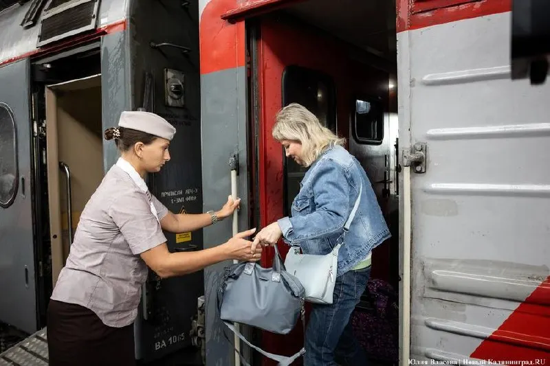 Тем, кто не смог купить места на прямом рейсе, советуют заранее взять билет на поезд Калининград—Адлер и добираться до Москвы с пересадкой в Смоленске; при этом в составах в/из Калининградской области действует ограничение — не более 300 пассажиров.