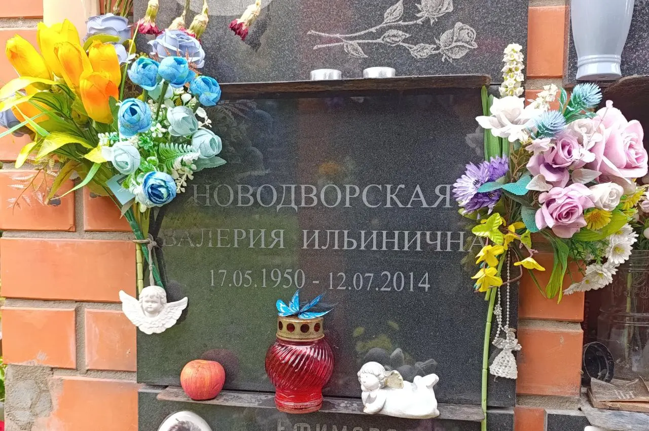У могилы советской диссидентки и оппозиционной политической деятельницы столичные жители несут цветы и памятные вещи. Кратко о её жизни, деятельности и смерти.