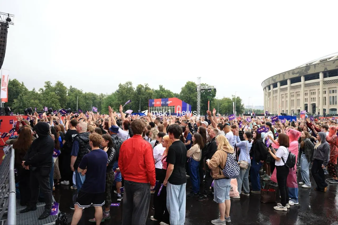 Open‑air и День московского спорта собрали у стадиона более двадцати зон с развлечениями — от гидрофлая до брейк‑данса — и выступлениями артистов.