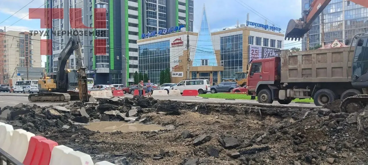 На Московском проспекте произошёл прорыв коллектора диаметром 1000 мм. На месте работают техника и бригады, движение по участку частично ограничено.