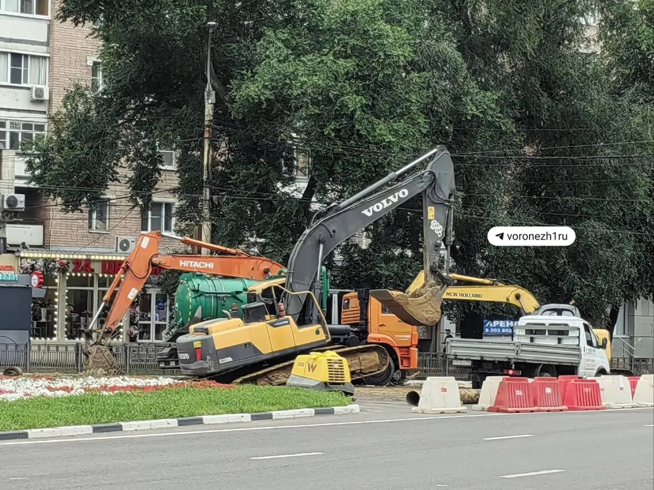 На Московском проспекте проходят работы по промывке коллектора — жители жалуются на едкий запах, движение затруднено из‑за пробок. В ближайшие дни ожидают полное открытие дороги после проверок трубопровода.