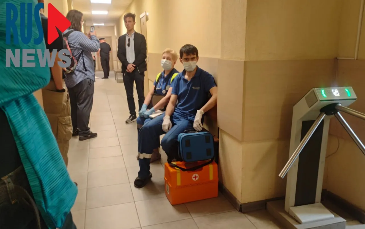 В Долгопрудненский городской суд прибыли врачи скорой помощи из‑за высокого давления у политика, но судья не приостановил заседание и не допустил оказания помощи.