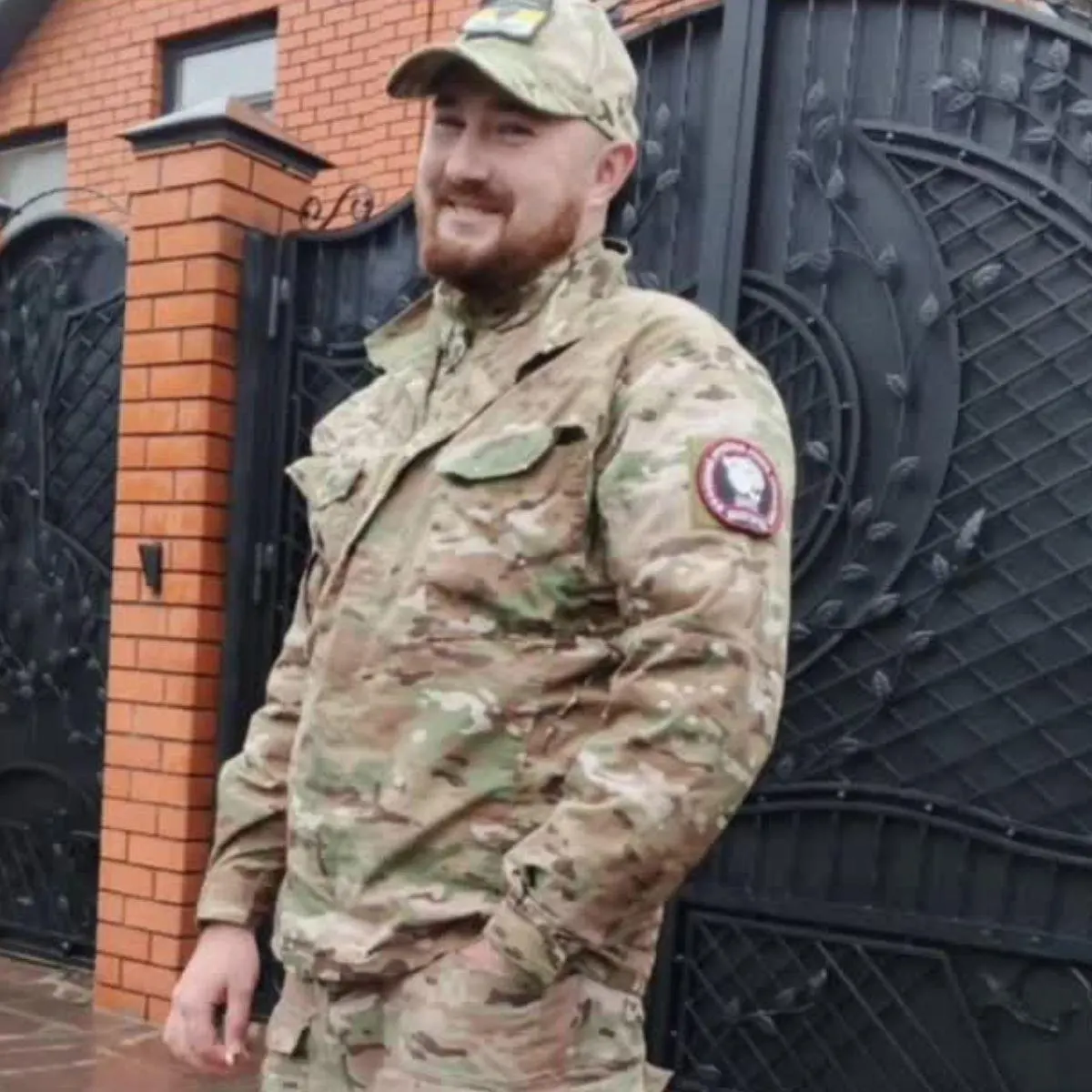 Военный, сопровождавший эвакуируемых из приграничья, погиб после взрыва дрона при остановке автобуса в районе села Почаево. Тело доставлено в Грайворон.